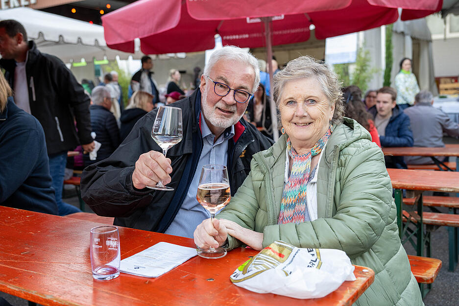 Besucher stoßen beim 44. Sommerfest der Genossenschaftskellerei Heilbronn an