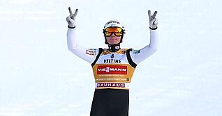 Fingerzeig:  Domen Prevc  liefert auch an Neujahr wieder eine gro&szlig;e Flugshow, gewinnt in Garmisch-Partenkirchen souver&auml;n.