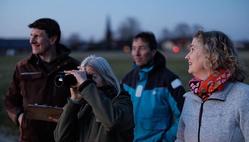 Freiwillige Helfer begleiten Umweltwissenschaftler Marcel Holy bei der Rebhuhn-Z&auml;hlung. Sie sammeln dabei Erfahrungen, den Revierruf des Hahnes zu erkennen. Ein Nachtsichtger&auml;t ist bei dieser Runde ein weiteres Hilfsmittel neben dem Lautsprecher.