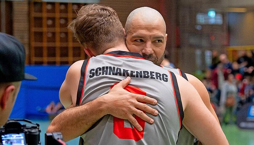 Eine letzte Umarmung für den Altmeister: Denis Schnakenberg und die Reds verabschiedeten Themistoklis Koupidis (hinten) ins Karriereende. Eine letzte Umarmung für den Altmeister: Denis Schnakenberg und die Reds verabschiedeten Themistoklis Koupidis (hinten) ins Karriereende.