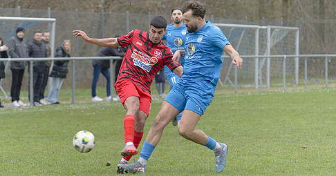 Raphael Isik (links) machte seine Sache als Rechtsverteidiger bei Srbija Mannheim gut. Raphael Isik (links) machte seine Sache als Rechtsverteidiger bei Srbija Mannheim gut.