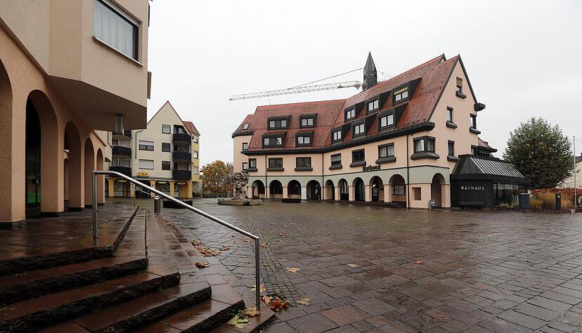 Vom Marktplatz in Neckarwestheim kann man das GKN fast sehen. Trotzdem ist das unterirdische Zwischenlager bei den Bürgern das größeren Aufregerthema. Foto: Veigel Vom Marktplatz in Neckarwestheim kann man das GKN fast sehen. Trotzdem ist das unterirdische Zwischenlager bei den Bürgern das größeren Aufregerthema. Foto: Veigel