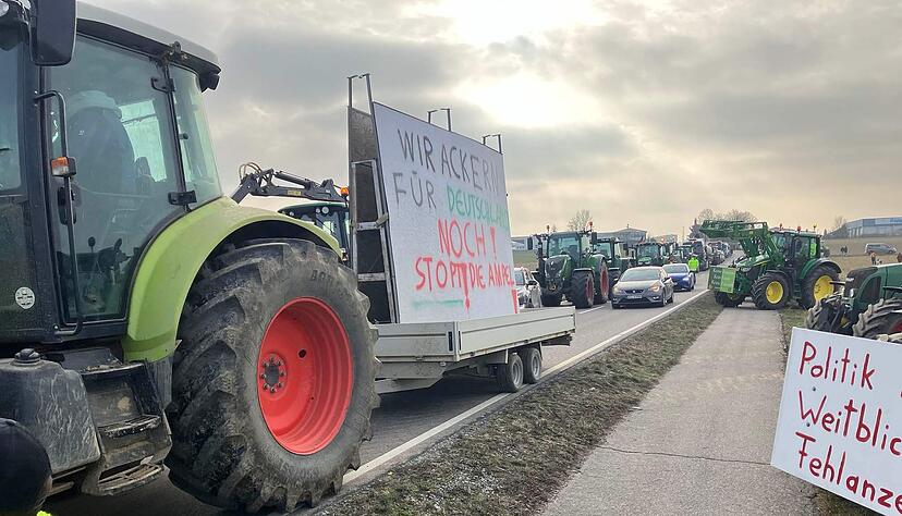 In Flein haben sich am Sonntagvormittag etwa 200 Landwirte mit ihren Traktoren getroffen.