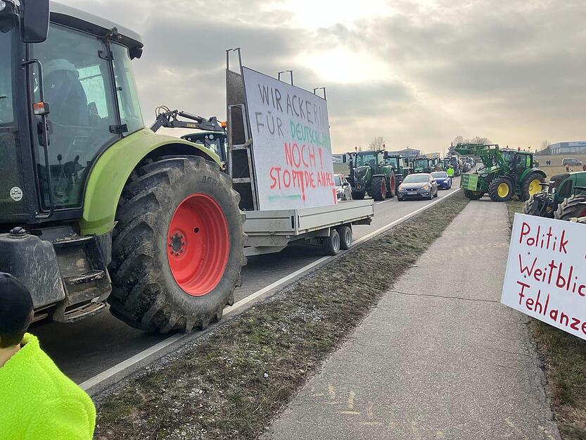 In Flein haben sich am Sonntagvormittag etwa 200 Landwirte mit ihren Traktoren getroffen.
