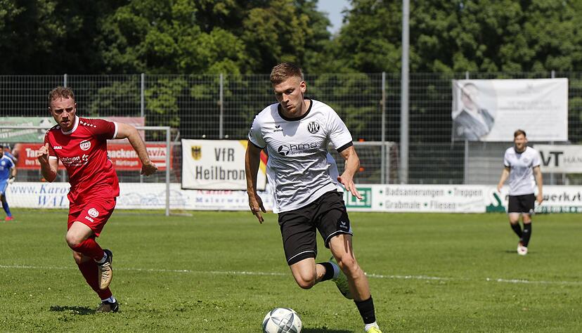 Roman Kasiar und der VfR Heilbronn geben sich trotz des frühen Rückstands beim TSV Oberensingen nicht geschlagen.
