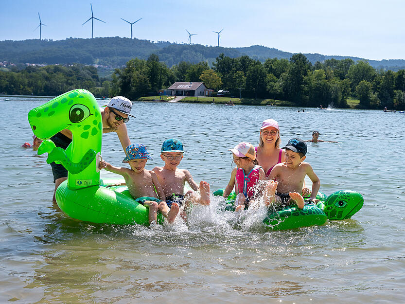 Nur wenige Schwimmer wagen sich am Mittag ins angenehm kühle Wasser.