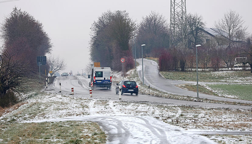 Autofahrer müssen sich auf glatte Straßen einstellen.
