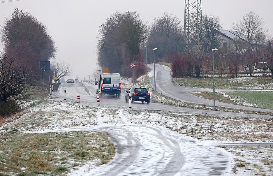 Autofahrer müssen sich auf glatte Straßen einstellen.