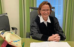 Strafrichterin Katja Kopf hat die erhitzten Gemüter beruhigt und eine für alle gute Entscheidung getroffen. Auch nach 21 Jahren liebt sie ihren Beruf. Strafrichterin Katja Kopf hat die erhitzten Gemüter beruhigt und eine für alle gute Entscheidung getroffen. Auch nach 21 Jahren liebt sie ihren Beruf.