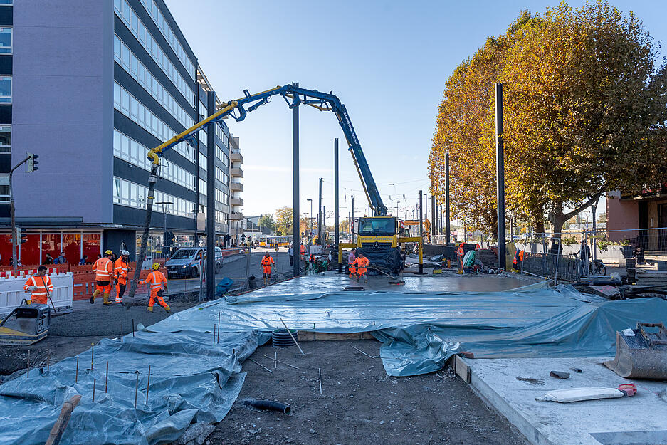 Nachdem bereits seit einigen Monaten der Bahnhofsvorplatz des Hauptbahnhofs Heilbronn aufwendig saniert wird, ist nun die Bahnhofsstra&szlig;e dran.
