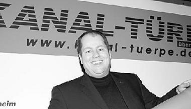 Thomas Kilian muss bei der Kanalreinigung kaum noch in den Untergrund. TV-&Uuml;bertragungen mit Mini-Kameras sorgen f&uuml;r Durchblick. (Fotos: Heck)