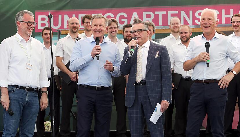 Jörg Schmidt, Präsident des Schwäbischen Chorverbands (v.l.), Christian Wulff, Präsident des Deutschen Chorverbands, Moderator Götz Alsmann und Heilbronns Oberbürgermeister Harry Mergel ziehen humorvoll Bilanz.
Fotos: Andreas Veigel Jörg Schmidt, Präsident des Schwäbischen Chorverbands (v.l.), Christian Wulff, Präsident des Deutschen Chorverbands, Moderator Götz Alsmann und Heilbronns Oberbürgermeister Harry Mergel ziehen humorvoll Bilanz.
Fotos: Andreas Veigel