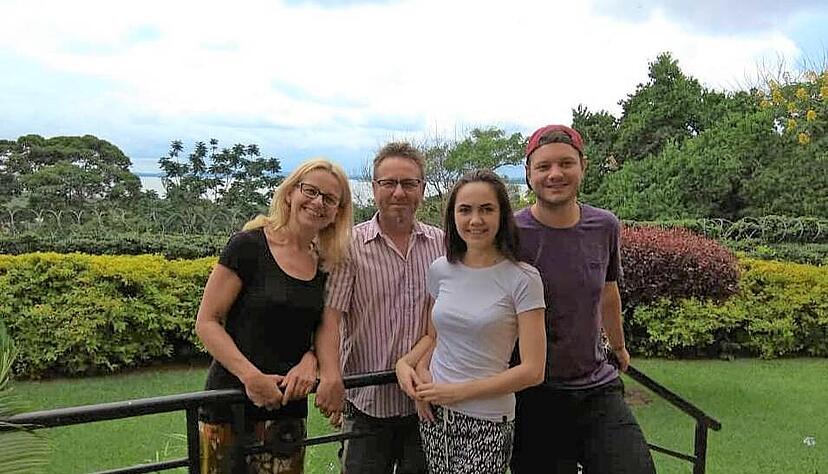 Andrea und Albrecht Schneider mit Sohn Bastian und seiner Partnerin Patrycja auf dem Gel&auml;nde ihres Guesthouses am Viktoriasee. Foto: privat