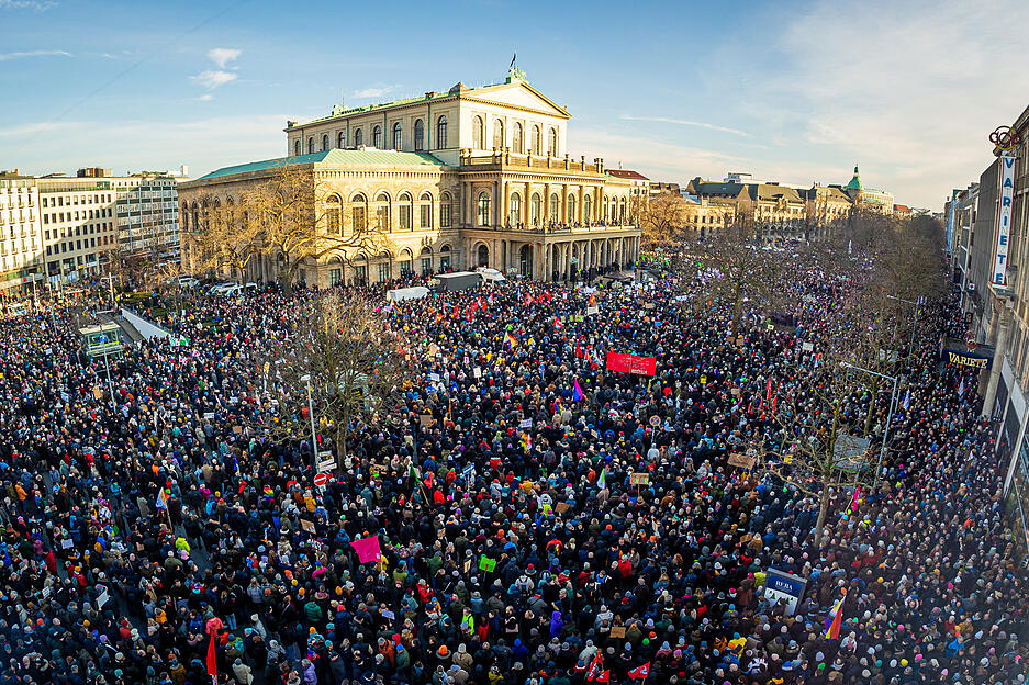 Zahlreiche Menschen nehmen an einer Demonstration auf dem Opernplatz in Hannover teil.