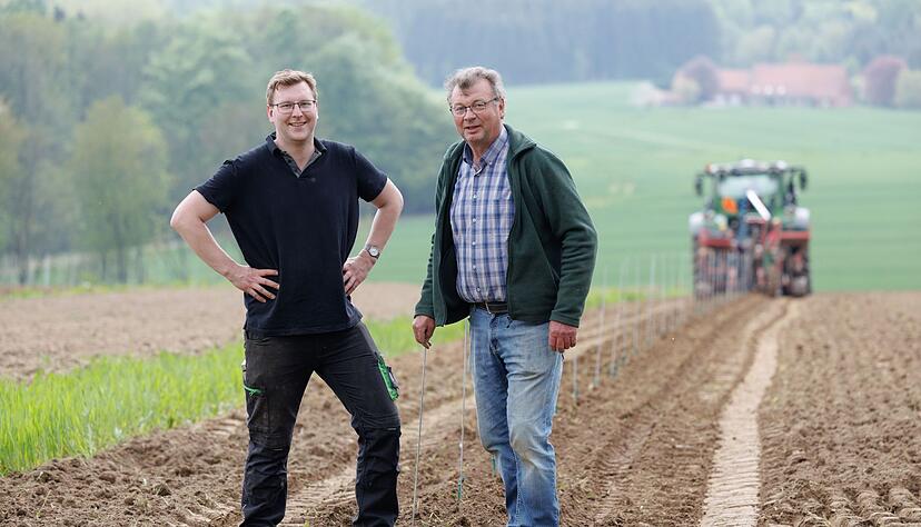 Die Weinbauer Jan (l) und Gerd Brinkmann stehen auf ihrem neu angelegten Weinberg. Neben den pilzwiderstandsfähigen Rebsorten Helios, Solaris (beide weiß) und Regent (rot) setzen sie seit dem vergangenen Jahr auch auf die weißen PIWI-Sorten Souvignier Gris und Blütenmuskateller.