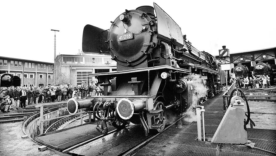 2002: Das S&uuml;ddeutsche Eisenbahnmuseum &ouml;ffnet im Rahmen der Dampftage seine T&uuml;ren f&uuml;r Besucher.