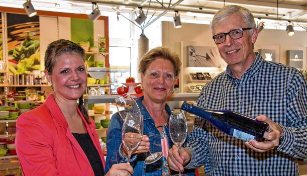 Das Ehepaar Ursula und Dieter Grabert stößt mit Tochter Martina (verheiratete Pröllochs) auf den 40. Geburtstag des Ö-Centers an.Foto: Susanne Drößler