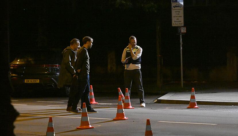 Warum die Frau auf die Menschen eingestochen hat, ist bislang unklar.