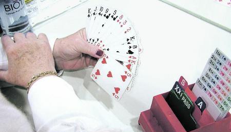 Zuerst heißt es Kopfrechnen: Wie stark ist das Blatt? Zum Reizen legt man eine Karte aus der Bidding-Box auf den Tisch. (Foto: Monika Kech) Zuerst heißt es Kopfrechnen: Wie stark ist das Blatt? Zum Reizen legt man eine Karte aus der Bidding-Box auf den Tisch. (Foto: Monika Kech)