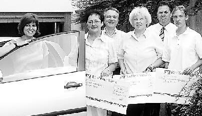 Ute Denk mit ihrem neuen Wagen und den anderen Gewinnsparern. Ute Denk mit ihrem neuen Wagen und den anderen Gewinnsparern.