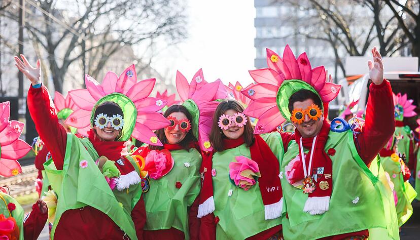 Einen Tag vor Rosenmontag ziehen traditionell die &laquo;Schull- und Veedelsz&ouml;ch&raquo; durch K&ouml;ln.