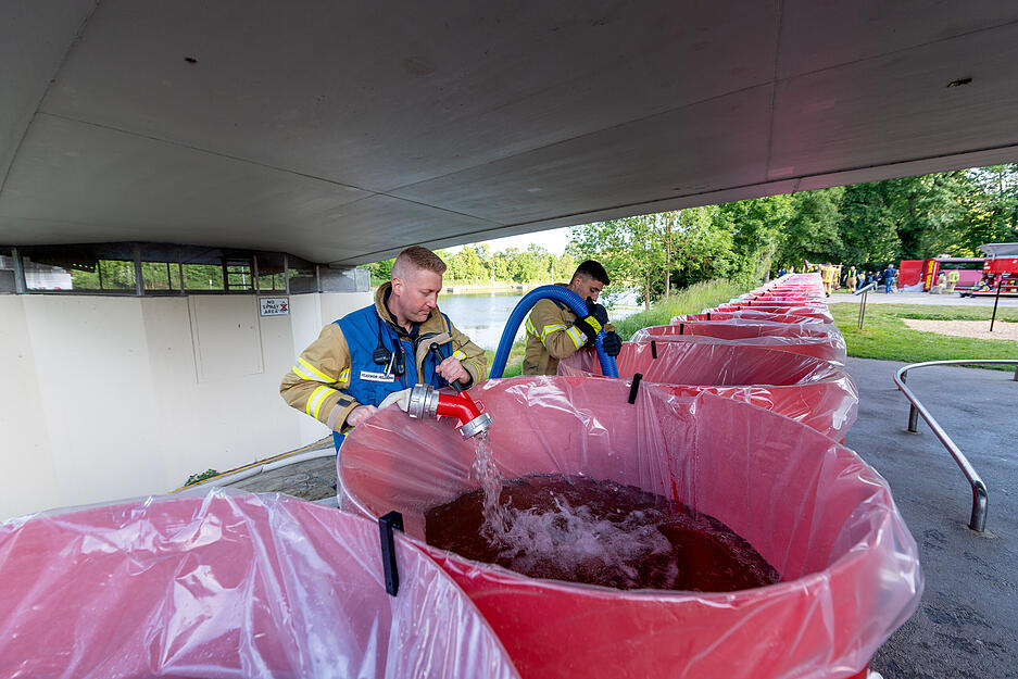 Sowohl Feuerwehr als auch das Technische Hilfswerk, die Polizei und Rettungsdienste nehmen an der Katastrophenschutzübung teil. Sowohl Feuerwehr als auch das Technische Hilfswerk, die Polizei und Rettungsdienste nehmen an der Katastrophenschutzübung teil.
