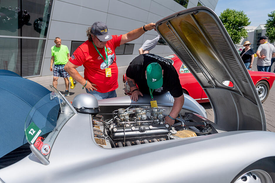 Die Fahrer bereiten sich auf die Oldtimerrallye am Audi Forum in Neckarsulm vor.