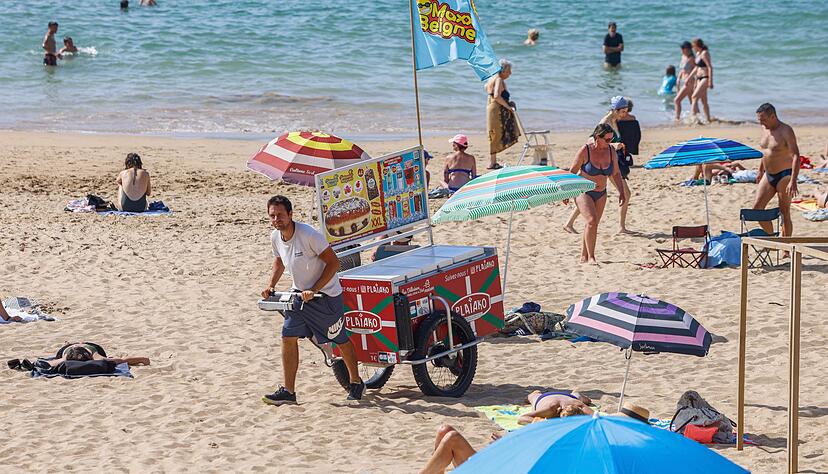 In Badeklamotten sollen Strandg&auml;ste in Les Sables-d'Olonne nicht mehr durch Stra&szlig;en und Gesch&auml;fte laufen. (Archivbild)