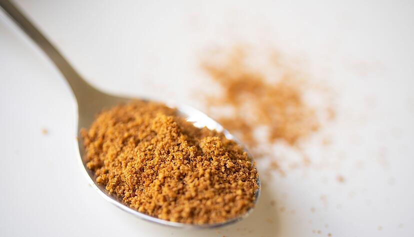 Kokosblütenzucker wird aus dem getrockneten und gemahlenen Nektar der Kokospalmen-Blüten gewonnen und hat einen karamellartigen Geschmack. Kokosblütenzucker wird aus dem getrockneten und gemahlenen Nektar der Kokospalmen-Blüten gewonnen und hat einen karamellartigen Geschmack.