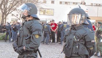 Vorne Polizei, hinten Neonazis: der letzte Aufmarsch Anfang April.Foto: Friese Vorne Polizei, hinten Neonazis: der letzte Aufmarsch Anfang April.Foto: Friese