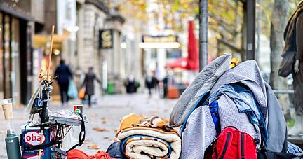 Geht es nach der EU-Kommission, soll schon bald niemand in der EU mehr auf der Straße schlafen müssen. Hier liegen die Habseligkeiten eines Obdachlosen in der Innenstadt von Hannover. Geht es nach der EU-Kommission, soll schon bald niemand in der EU mehr auf der Straße schlafen müssen. Hier liegen die Habseligkeiten eines Obdachlosen in der Innenstadt von Hannover.