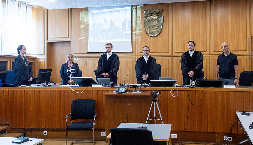 Unter anderem wegen versuchter Totschlags sowie sexuellem Missbrauch und Vergewaltigung minderjähriger Mädchen stehen zwei Angeklagte vor dem Landgericht. Unter anderem wegen versuchter Totschlags sowie sexuellem Missbrauch und Vergewaltigung minderjähriger Mädchen stehen zwei Angeklagte vor dem Landgericht.