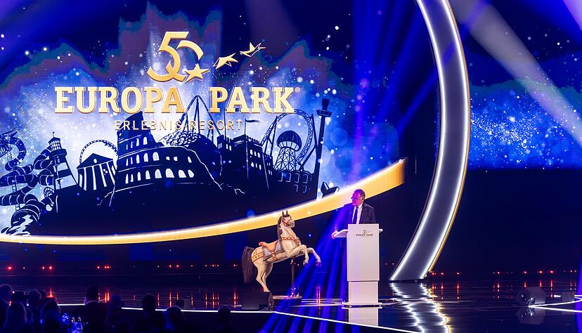 Vor zahlreichen G&auml;sten aus Unterhaltung, Politik und Gesellschaft spricht Mack zu seinen G&auml;sten.