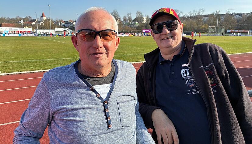 Nah dran: SGV-Fans Heinz Willinger (links) und Lothar Eberhard