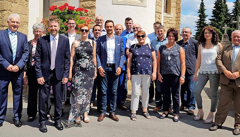 Die Kontakte zu Schüttringen sind eng. Mindestens einmal im Jahr treffen sich Bürgermeister Jean-Paul Jost (3. von links) und Tobias Haucap (MItte) in einem der beiden Orte.
Foto: privat Die Kontakte zu Schüttringen sind eng. Mindestens einmal im Jahr treffen sich Bürgermeister Jean-Paul Jost (3. von links) und Tobias Haucap (MItte) in einem der beiden Orte.
Foto: privat