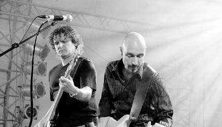 Sehen nicht wirklich aus wie Pink Floyd, h&ouml;ren sich aber t&auml;uschend &auml;hnlich an: Martin Hofmann (links) am Bass und Oliver Hartmann an der Gitarre pr&auml;gen den Sound der "European Pink Floyd Show". (Foto: Daniel Stahl)