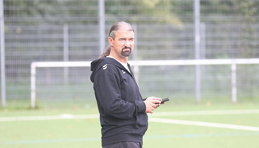 Zählt beim VfR Heilbronn zu denen, die stetige Kommunikation pflegen: Zdenko Juric, der als Teammanager erneut in die Rolle des Interimstrainers geschlüpft ist.