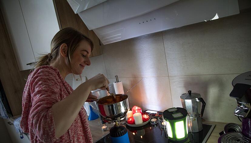 Ohne Strom funktioniert der Herd nicht: Ein Fondue-Set mit Brennpaste, ein St&ouml;vchen mit Teelicht oder ein Campingkocher erm&ouml;glichen das Erw&auml;rmen kleiner Mahlzeiten.