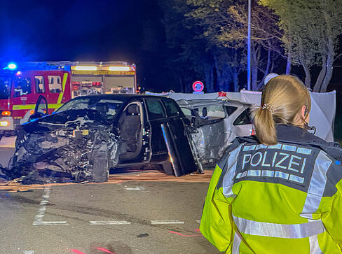 An einer Einm&uuml;ndung der K3523 sind am Montagabend ein Mercedes und ein VW-Touareg zusammengeprallt.