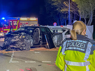 An einer Einm&uuml;ndung der K3523 sind am Montagabend ein Mercedes und ein VW-Touareg zusammengeprallt.