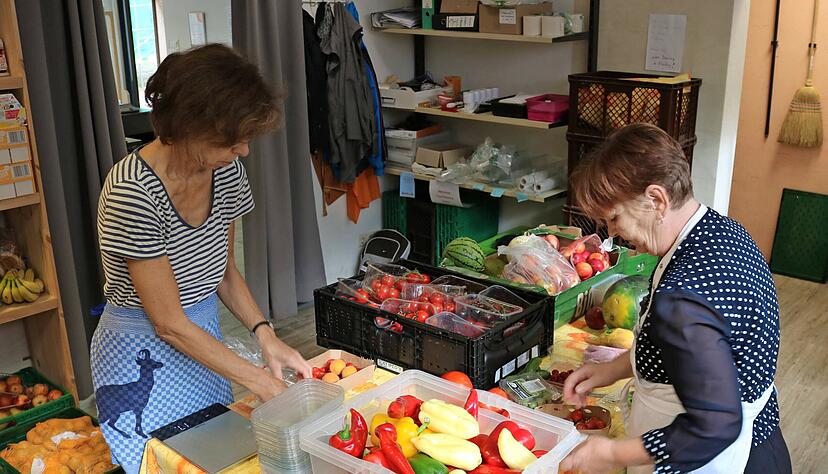 Preissteigerungen machen vielen Menschen zu schaffen. Die Sozialarbeiter in der Region berichten unter anderem, dass immer mehr Bedürftige das Angebot der Tafeln wie hier in Öhringen in Anspruch nehmen.
Foto: Archiv/Schnell Preissteigerungen machen vielen Menschen zu schaffen. Die Sozialarbeiter in der Region berichten unter anderem, dass immer mehr Bedürftige das Angebot der Tafeln wie hier in Öhringen in Anspruch nehmen.
Foto: Archiv/Schnell