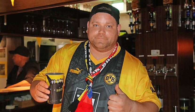 Kneipier Sebastian Herrmann hatte sich viel Mühe gemacht, das Spiel des BVB für die Fans zu Hause zum Erlebnis zu machen.
Foto: Rainer Gaukel