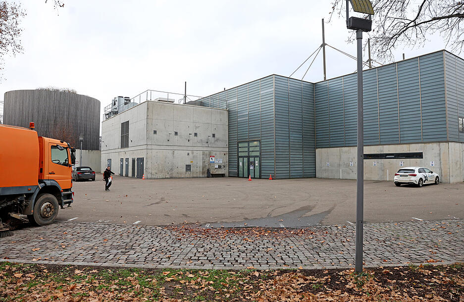 Die Eishalle soll durch einen Neubau ersetzt werden. Wo genau, ist noch unklar.