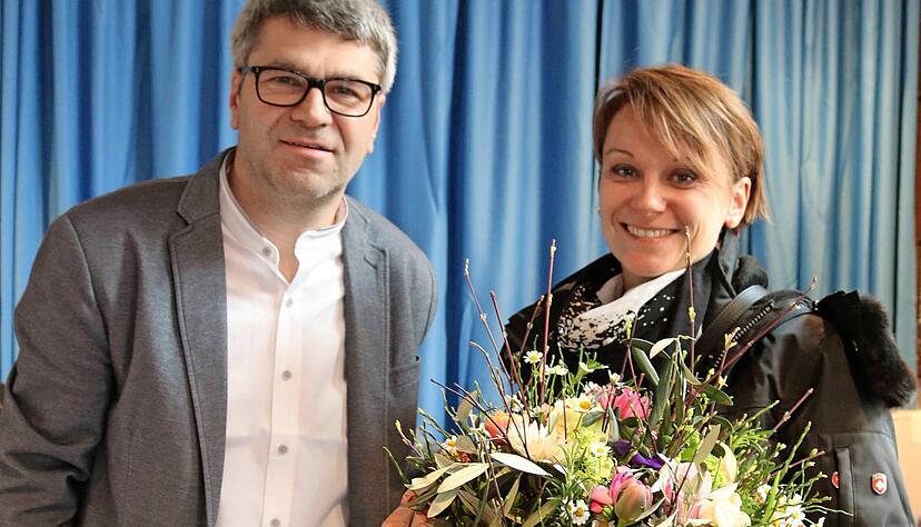 Marcus Mader &uuml;berreicht Architektin Julia Bernhardt einen Blumenstrau&szlig;.