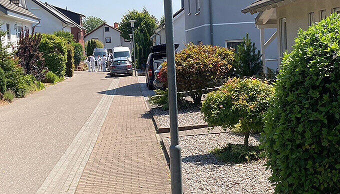Wie bereits am Dienstag sind auch am Mittwoch zahlreiche Polizeibeamte beim Wohnhaus der getöteten  Frau im Einsatz. Einheiten der Spurensicherung schlüpfen in die Ganzkörperanzüge und nehmen die Arbeit auf.  Die Polizei riegelte die Zufahrt zum Wohnhaus ab und lässt nur Anwohner zu ihren Häusern.