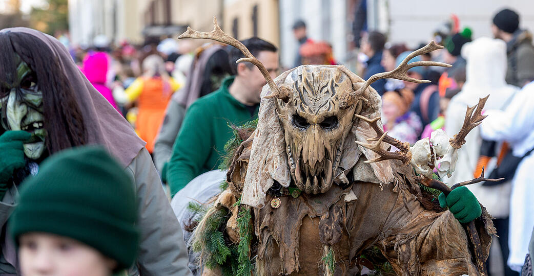 Beim Faschingsumzug am 8. Februar werden wieder Tausende Aktive mit und ohne H&auml;s, mit lustigen und gruseligen Kost&uuml;mierungen durch Talheims Gassen ziehen.