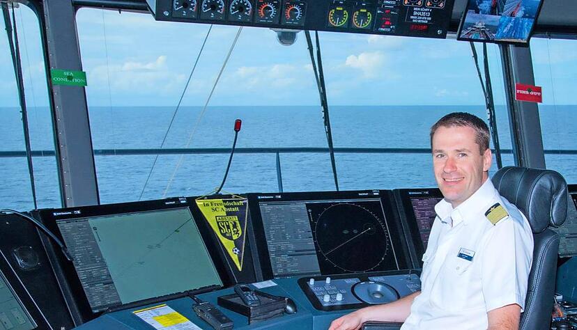 Kapitän Jens Troier auf der Brücke der Mein Schiff 4. Immer mit dabei: der Wimpel des Abstatter Sportclubs. Foto: Carolin Fischer/Tui Cruises Kapitän Jens Troier auf der Brücke der Mein Schiff 4. Immer mit dabei: der Wimpel des Abstatter Sportclubs. Foto: Carolin Fischer/Tui Cruises
