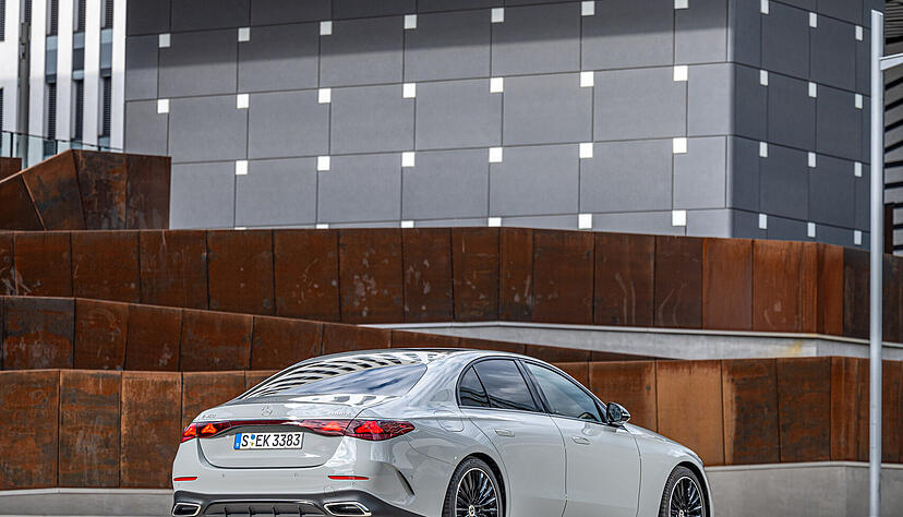 Optisch fährt der Wagen wie eine kleine S-Klasse vor, das gilt vor allem für die markante Heckpartie. Typisch sind auch die versenkbaren Türgriffe, die ausfahren, sobald man sich dem Fahrzeug nähert. Optisch fährt der Wagen wie eine kleine S-Klasse vor, das gilt vor allem für die markante Heckpartie. Typisch sind auch die versenkbaren Türgriffe, die ausfahren, sobald man sich dem Fahrzeug nähert.