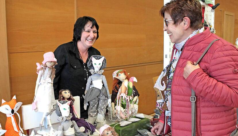 Nur Selbstgemachtes &minus; ob aus Stoff, Holz, Filz, Keramik oder Papier &minus; gab es beim Hobbykünstler-Markt in der Alten Kelter zu sehen.Foto: Margit Stöhr-Michalsky