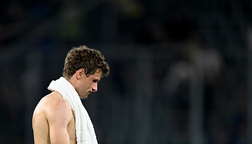 Thomas Müller geht enttäuscht vom Feld.